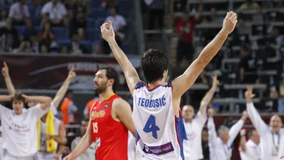 Miloš Teodosić slavi pogodak preko Horhea Garbahose (Foto: MN Press)
