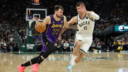 Luka Dončić i Bruk Lopez (©AFP)