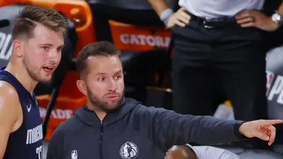 Luka Dončić i Džej Džej Barea (AFP)