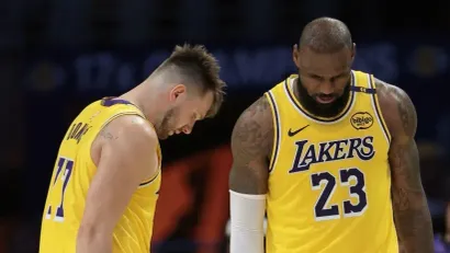 Lebron Džejms i Luka Dončić (AFP)