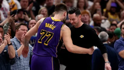Luka Dončić i Džej Džej Redik (©AFP)