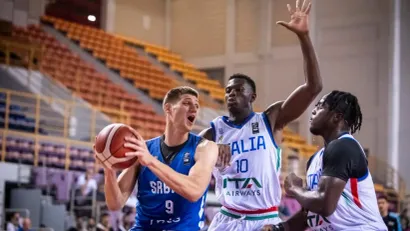 Pavle Nikolić u duelu sa Italijom (©FIBA Basketball)