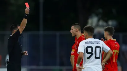 Aleksandar Živković pokazuje crveni karton Luki Drobnjaku (©Starsport)