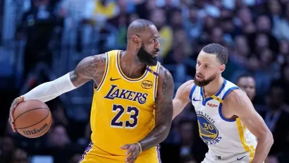 Stef Kari i Lebron Džejms (AFP)