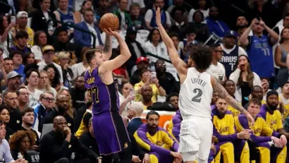 Luka Dončić i Derik Lajvli (AFP)