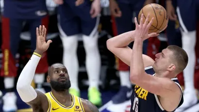 Lebron Džejms i Nikola Jokić (AFP)