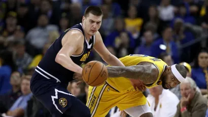 Nikola Jokić i Demarkus Kazins (©AFP)