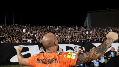 Marko Milošević slavi sa navijačima (Foto: Starsport)
