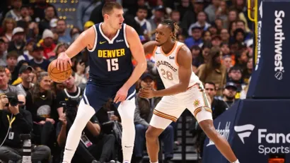 Nikola Jokić u duelu sa Čarlsom Bejsijem (© AFP)