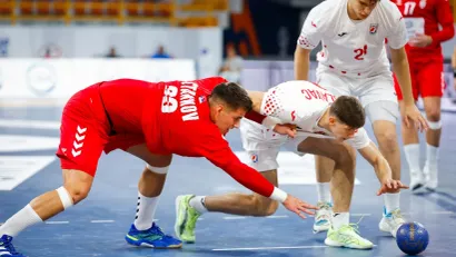 Andrija Stankov u duelu sa Hrvatskom (©IHF/Kolektiff)