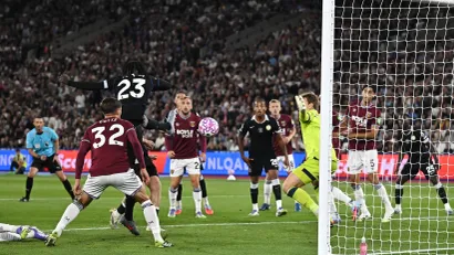Detalj kada je Trevo Ćaloba postigao gol (©Reuters)