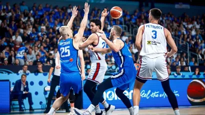 Trenutak kada je Vasilije Micić asistirao Filipu Petruševu (©FIBA)