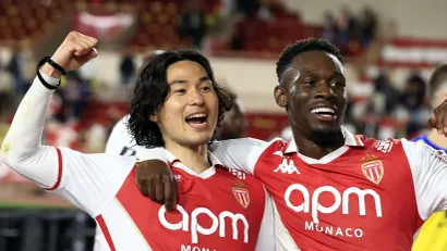 Takumi Minamino i Folarin Balogun (Reuters)