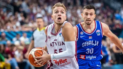 Arturs Žagars i Aleksa Avramović (FIBA)