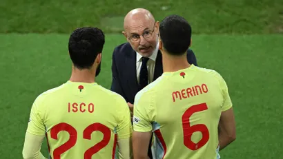 Selektor Španije Luis de la Fuente sa igračima (©Reuters)