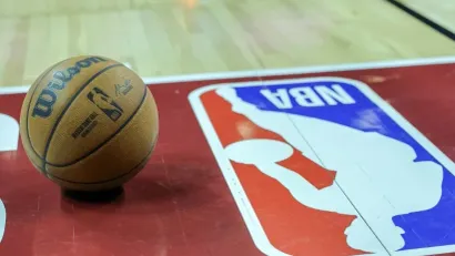 NBA logo i lopta (AFP)