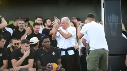 Željko Obradović i igrači na predstavljanju na Avali (©Starsport)