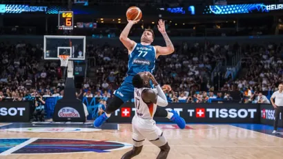 Luka Dončić u duelu sa Denisom Šrederom (©FIBA Basketball)