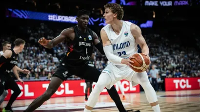 Isak Bonga i Lauri Markanen (Foto: FIBA)