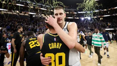 Nikola Jokić i Stef Kari (©AFP)