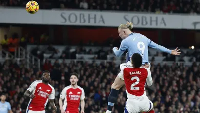 Erling Haland u duelu sa Salibom (©Reuters)