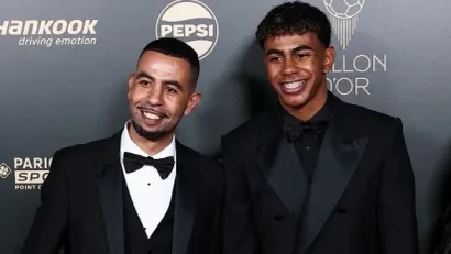 Lamin Jamal sa ocem na gala večeri povodom dodele Zlatne lopte (AFP)