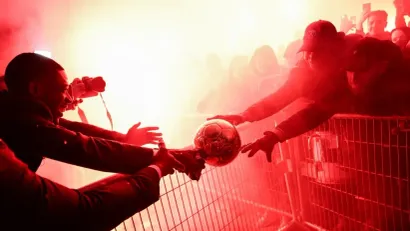 Usman Dembele proslavlja s navijačima (©AFP)