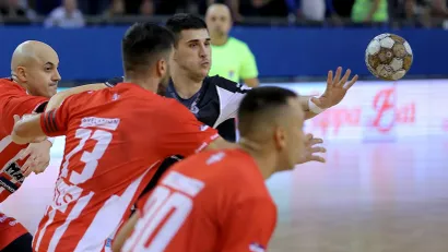 Nikola Crnoglavac u duelu sa Zvezdom prošle sezone (©Starsport)