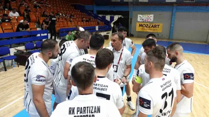 Đorđe Ćirković daje instrukcije rukometašima Partizana (©Starsport)