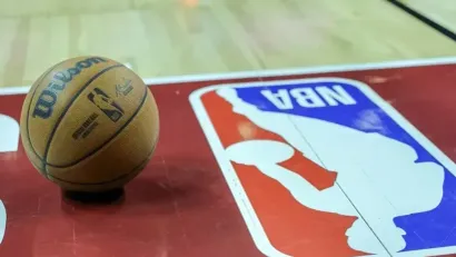 NBA logo i lopta (AFP)
