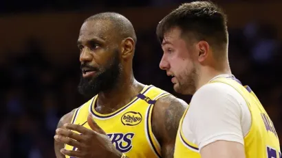 Lebron Džejms i Luka Dončić (AFP)