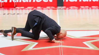 Saša Obradović ljubi Zvezdin grb (©Star Sport)