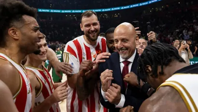 Saša Obradović okružen igračima Zvezde (©Star Sport)