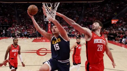 Alperen Šengun i Nikola Jokić (AFP)