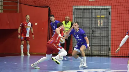 Vojin Čabrilo u duelu sa Lukom Jevtićem (©RK Vojvodina)