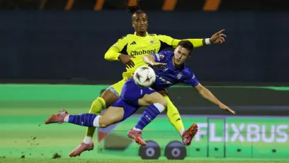 Mateo Lisica u duelu sa Arči Braunom iz Fenerbahčea (©Reuters)