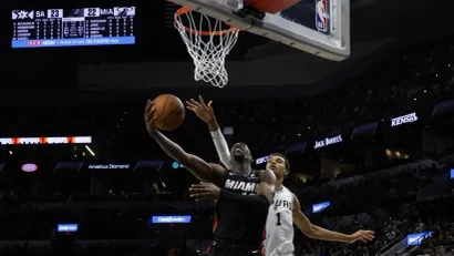 Bem Adebajo i Viktor Vembanjama (Foto: AFP)