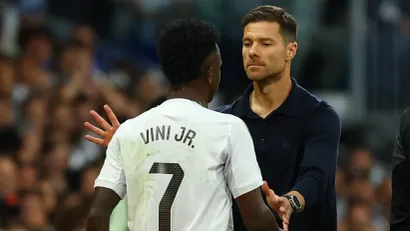 Vinisijus i Ćabi Alonso (Reuters)