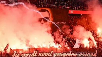 Koreografija posvećena tragično nastradalom navijaču (©AFP)