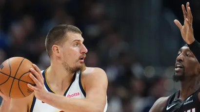 Nikola Jokić i Bem Adebajo (Guliver/AP Photo/David Zalubowski)