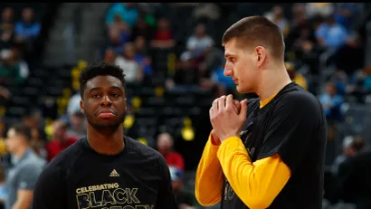 Emanuel Mudiaj i Nikola Jokić (Guliver/AP Photo/David Zalubowski)