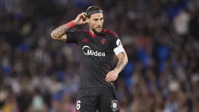 Nemanja Gudelj sa zaštitnom trakom oko glave (©Guliver/xRicardoxLarreinax)