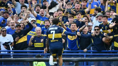 Esekijel Sebaljos slavi gol sa navijačima Boke (AFP)