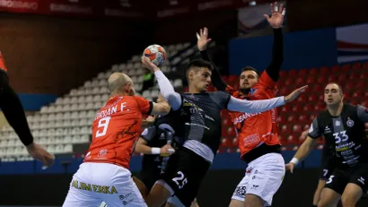 Veljko Popović prolazi pored dvojice rukometaša Ademar Leona (©Starsport)