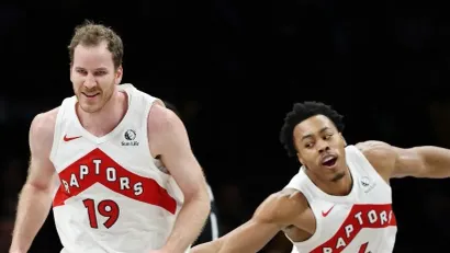 Skoti Barns i Jakob Peltl (AFP)