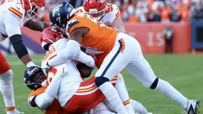 Defanzivci Bronkosa ruše Patrika Mahomsa (©AFP)