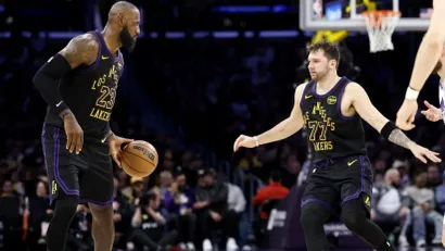 Lebron Džejms i Luka Dončić (©AFP)
