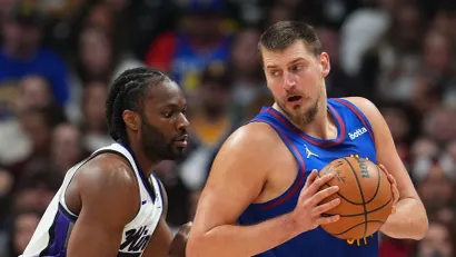 Prešus Ačuva i Nikola Jokić (Guliver/AP Photo/David Zalubowski)