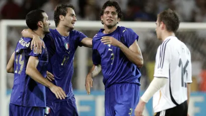 Zambrota, Đilardino i Groso slave ispred Filipa Lama (©Reuters)