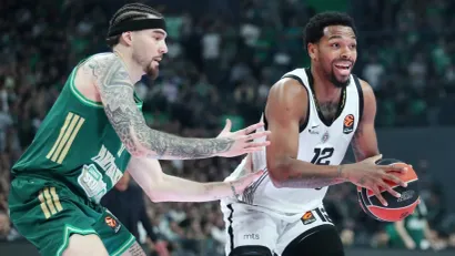 Sterling Braun sa loptom (© Starsport)